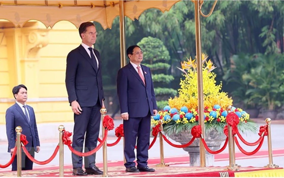 Thủ tướng Phạm Minh Ch&iacute;nh v&agrave; Thủ tướng H&agrave; Lan Mark Rutte nghe qu&acirc;n nhạc cử Quốc thiều hai nước. Ảnh: TTXVN