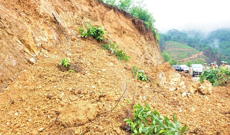 Sạt lở đất xảy ra nghi&ecirc;m trọng tại c&aacute;c v&ugrave;ng đồi n&uacute;i, đường giao th&ocirc;ng ở huyện Hương Kh&ecirc;, Vũ Quang.