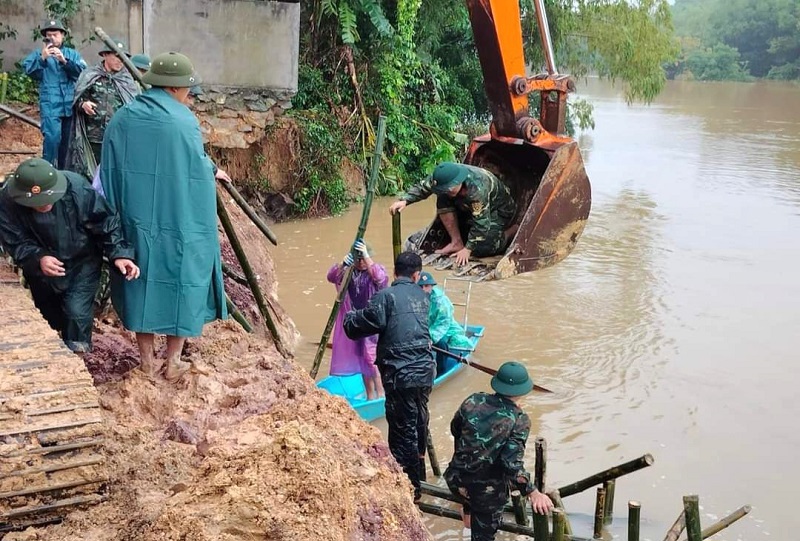 Lực lượng Qu&acirc;n đội v&agrave; người d&acirc;n tập trung gia cố, khắc phục sạt lở bờ s&ocirc;ng Ng&agrave;n Mọ ở huyện Cẩm Xuy&ecirc;n.