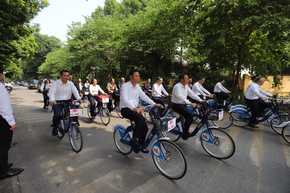 Thủ tướng Phạm Minh Chính và Thủ tướng Hà Lan đạp xe dạo phố Hà Nội - Ảnh 1