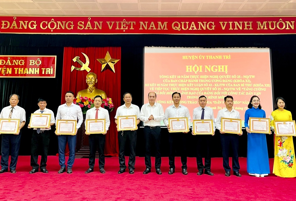 Ph&oacute; B&iacute; thư Thường trực Huyện ủy Thanh Tr&igrave; Nguyễn Việt Phương trao Giấy khen cho c&aacute;c c&aacute; nh&acirc;n c&oacute; th&agrave;nh t&iacute;ch xuất sắc trong c&ocirc;ng t&aacute;c d&acirc;n vận. &nbsp;