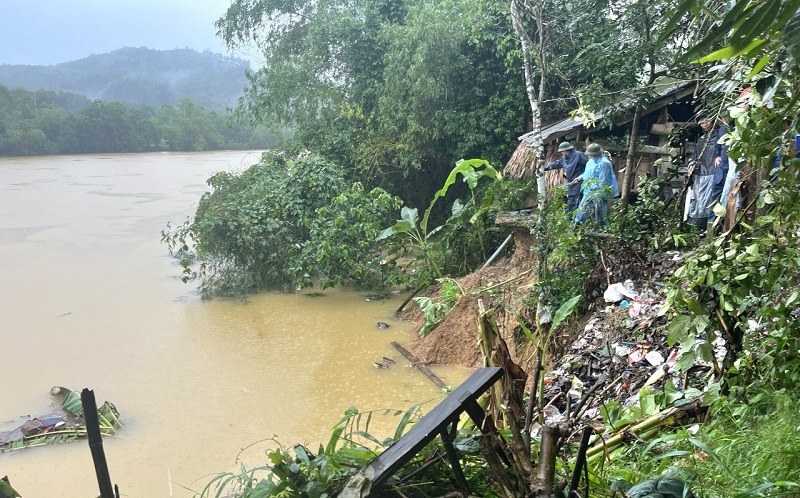 Dọc bờ s&ocirc;ng Ng&agrave;n Trươi, đoạn qua x&atilde; Quang Thọ, huyện Vũ Quang xuất hiện nhiều điểm sạt lở v&agrave;o s&aacute;t nh&agrave; d&acirc;n, tiềm ẩn hiểm nguy kh&oacute; lường.