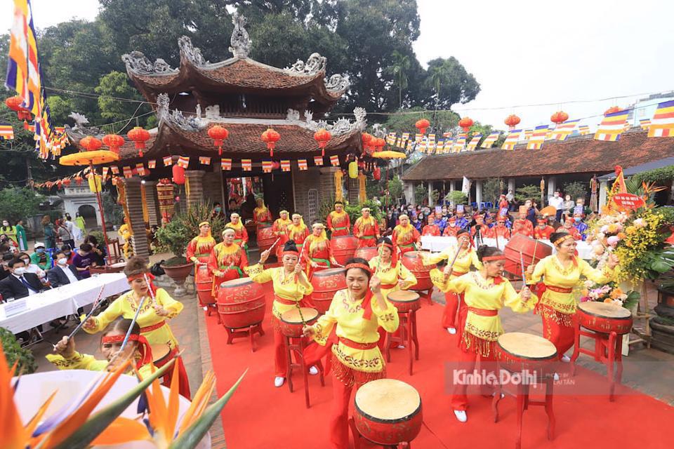 M&agrave;n trống hội tại lễ hội ch&ugrave;a L&aacute;ng. Ảnh: Lại Tấn.