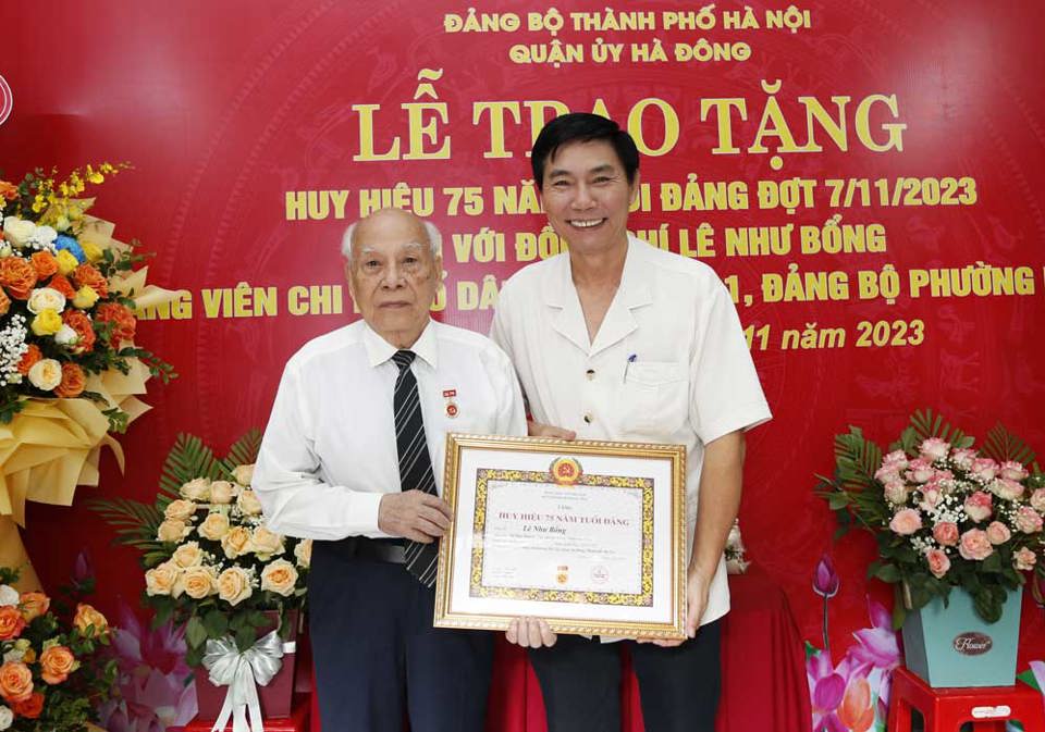 Ph&oacute; B&iacute; thư Thường trực Quận ủy H&agrave; Đ&ocirc;ng Nguyễn Văn Trường trao Huy hiệu 75 năm tuổi Đảng cho đảng vi&ecirc;n L&ecirc; Như Bổng.