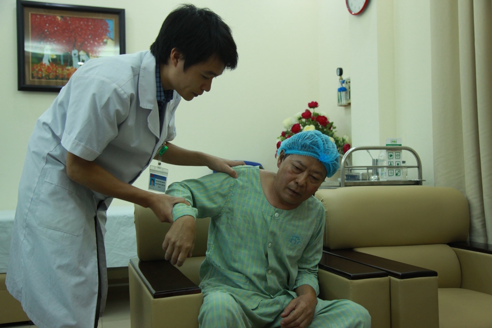 Khám và điều trị cho bệnh nhân tại Bệnh viên đa khoa Xanh Pôn. Ảnh: Phạm Hùng