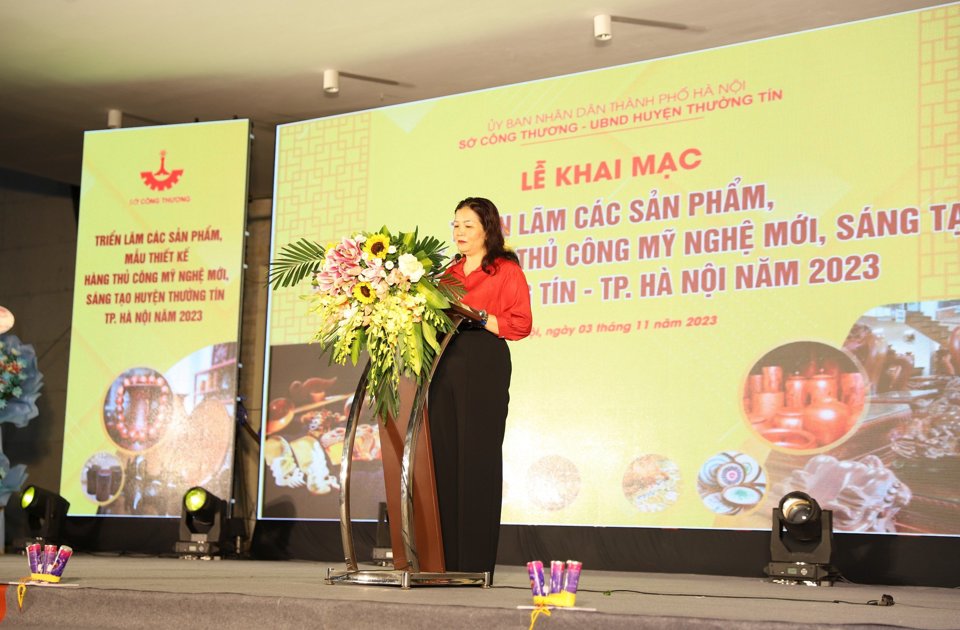 Quyền Gi&aacute;m đốc Sở C&ocirc;ng thương H&agrave; Nội Trần Thị Phương Lan ph&aacute;t biểu tại lễ khai mạc