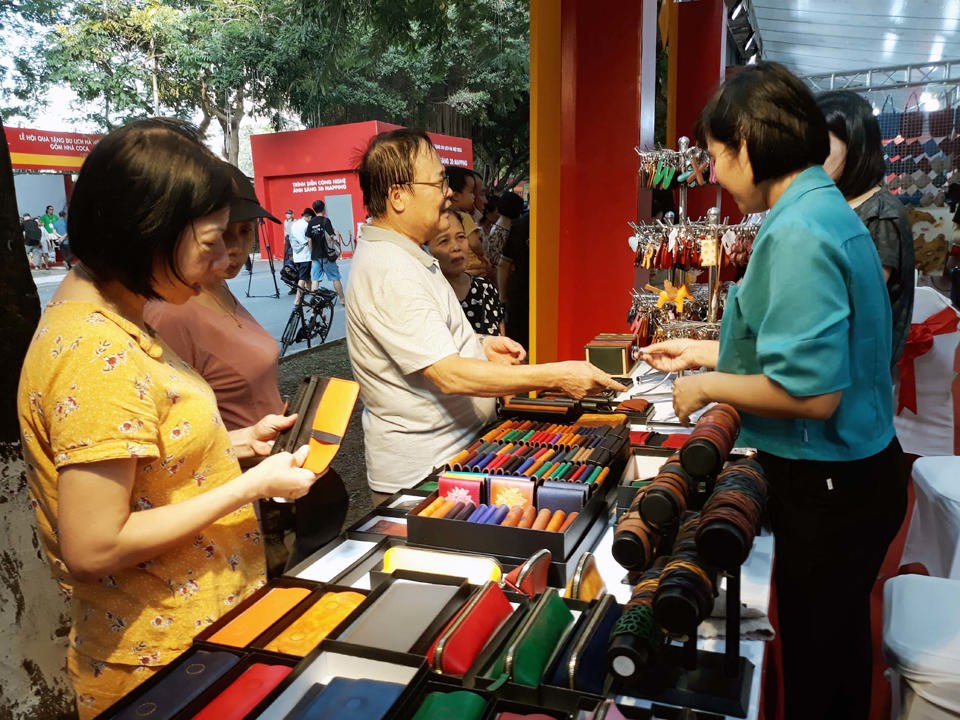 Nhộn nhịp mua sắm tại Lễ hội Quà tặng Du lịch Hà Nội 2023 - Ảnh 1