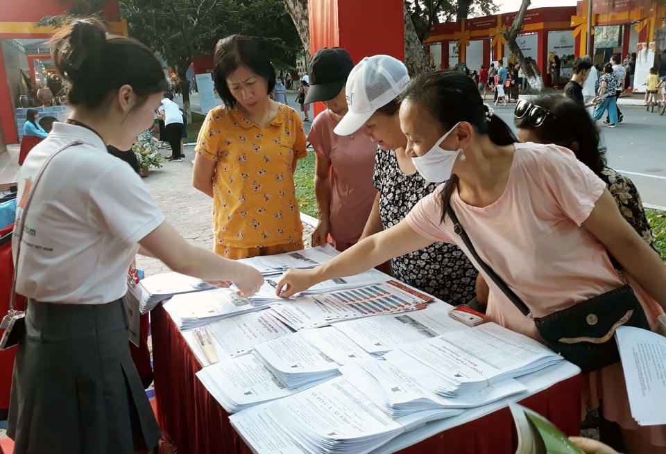 Người ti&ecirc;u d&ugrave;ng tiếp cận c&aacute;c chương tr&igrave;nh khuyến mại giảm gi&aacute; tour do c&aacute;c c&ocirc;ng ty du lịch&nbsp; H&agrave; Nội tổ chức. Ảnh: Ho&agrave;i Nam

Du kh&aacute;ch tiếp cận c&aacute;c điểm du lịch của H&agrave; Nội tại triển&nbsp; l&atilde;m ảnh đẹp du lịch H&agrave; Nội với nội dung &ldquo;Nụ cười du kh&aacute;ch&rdquo; . Ảnh: Ho&agrave;i Nam