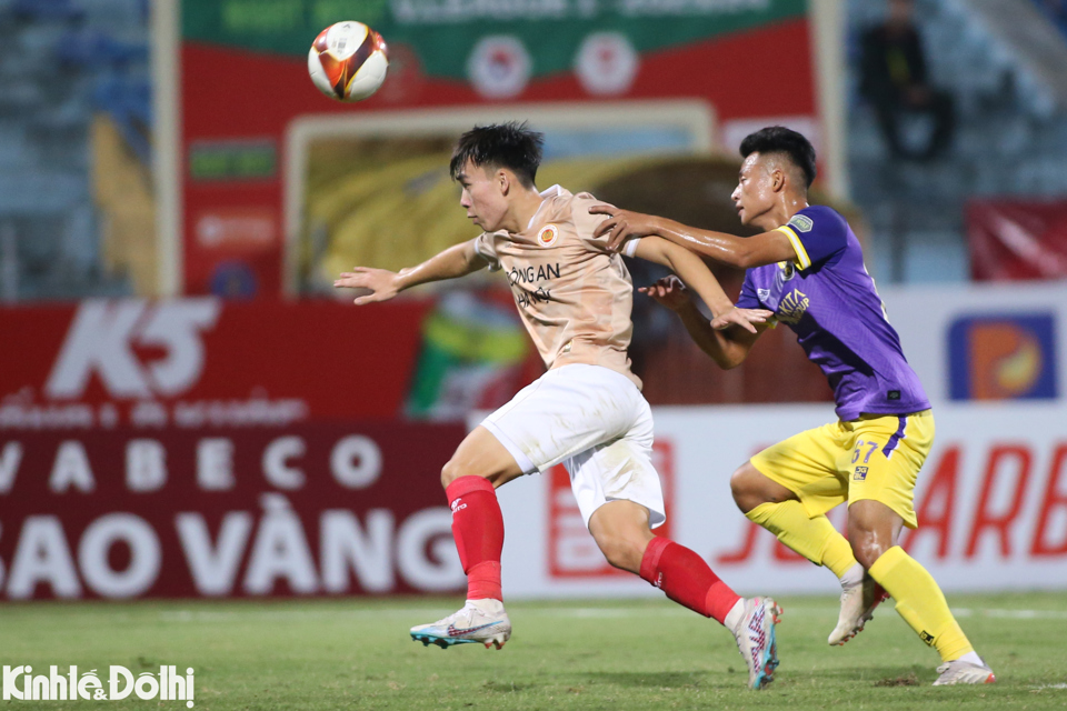 Nh&agrave; ĐKVĐ V-League CAHN l&agrave; đội b&oacute;ng c&oacute; thế trận tốt hơn so với H&agrave; Nội FC đang gặp khủng hoảng với chuỗi 4 trận to&agrave;n thua ở cả V-League 2023/2024 v&agrave; v&ograve;ng bảng AFC Champion League.