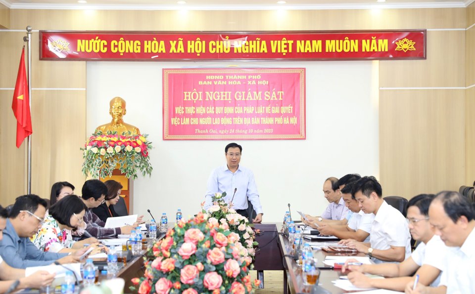 Đo&agrave;n gi&aacute;m s&aacute;t của Ban Văn ho&aacute;-X&atilde; hội HĐND TP l&agrave;m việc với l&atilde;nh đạo huyện Thanh Oai