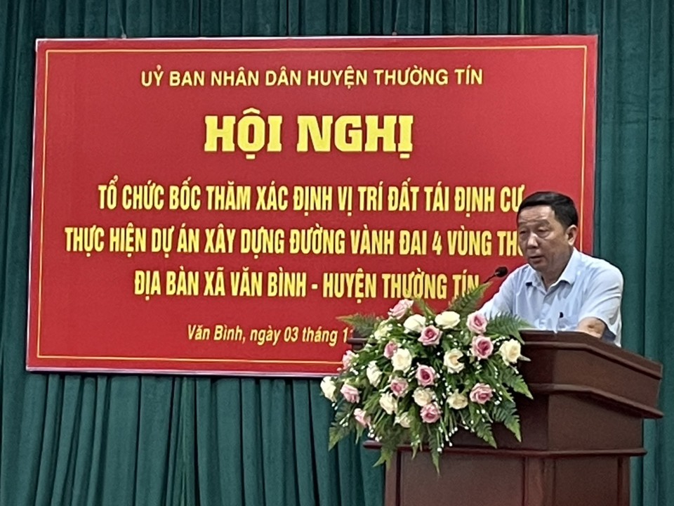 Ph&oacute; Chủ tịch UBND huyện Thường T&iacute;n Phan Thanh T&ugrave;ng&nbsp; ph&aacute;t biểu tại buổi bốc thăm đất TĐC ở x&atilde; Văn B&igrave;nh chiều 3/11