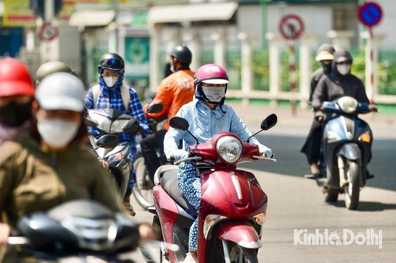 Hiện tượng xe m&aacute;y đi ngược chiều, vượt đ&egrave;n đỏ diễn ra tại hầu hết mọi tuyến đường lớn, phố nhỏ của Thủ đ&ocirc;.