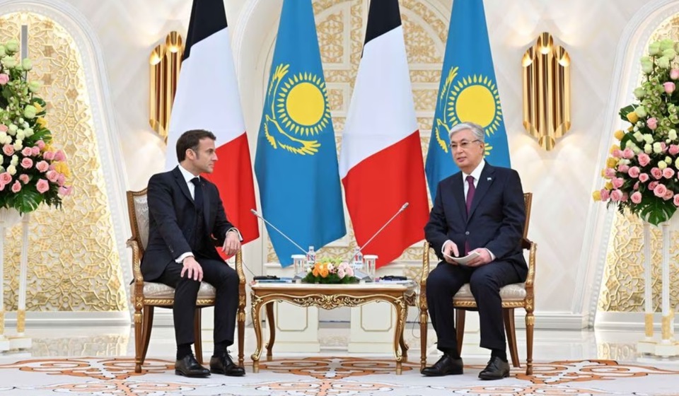 Tổng thống Kazakhstan Kassym-Jomart Tokayev v&agrave; Tổng thống Ph&aacute;p Emmanuel Macron tham dự cuộc gặp ở Astana, Kazakhstan ng&agrave;y 1/11/2023. Ảnh: Reuters