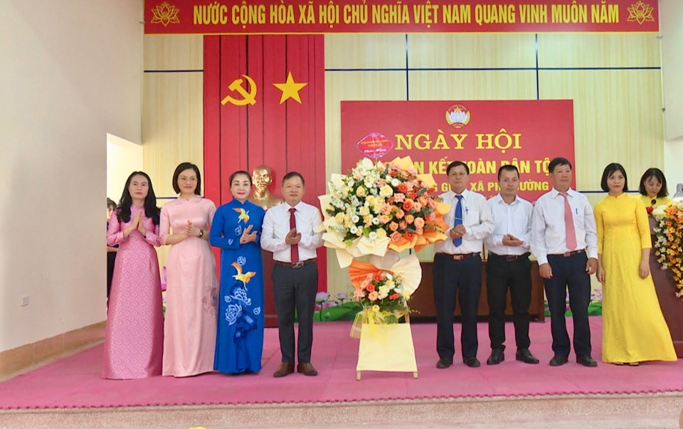 Ph&oacute; B&iacute; thư Thường trực Huyện uỷ S&oacute;c Sơn Nguyễn Nam H&agrave; tặng hoa ch&uacute;c mừng nh&acirc;n Ng&agrave;y hội.