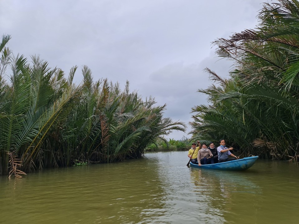 Du kh&aacute;ch tham quan rừng dừa nước C&agrave; Ninh.