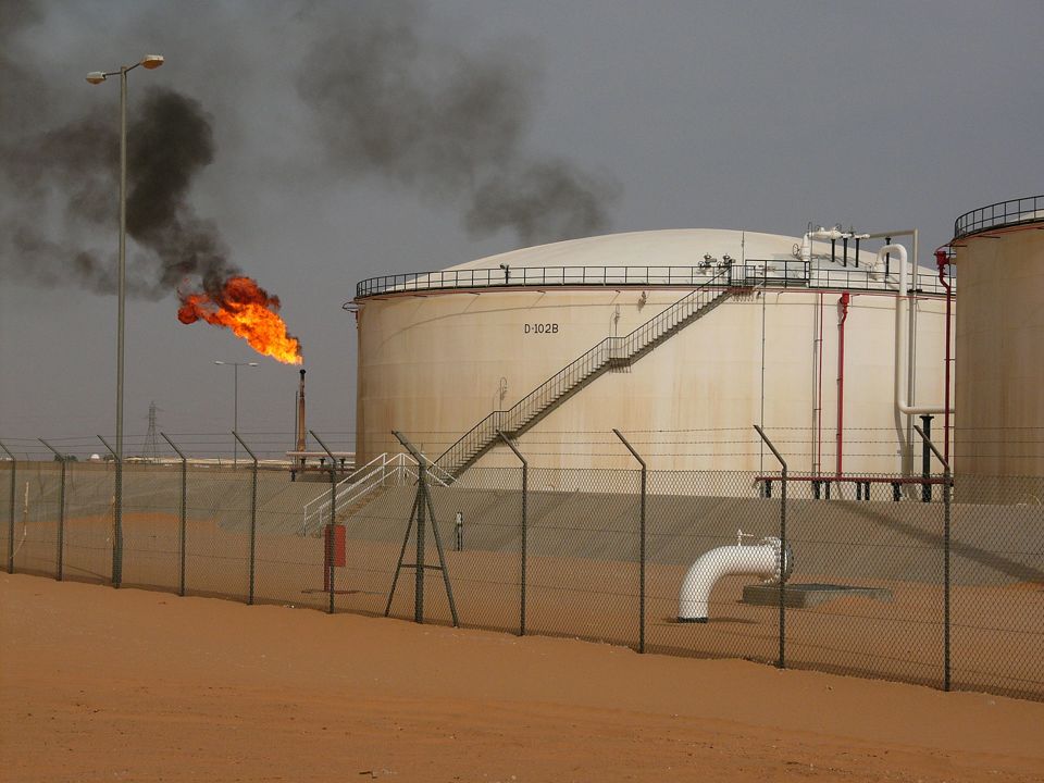 Nga v&agrave; Ả Rập Saudi tiếp tục cắt giảm tự nguyện hơn 1 triệu th&ugrave;ng dầu đến hết năm nay. Ảnh: AP