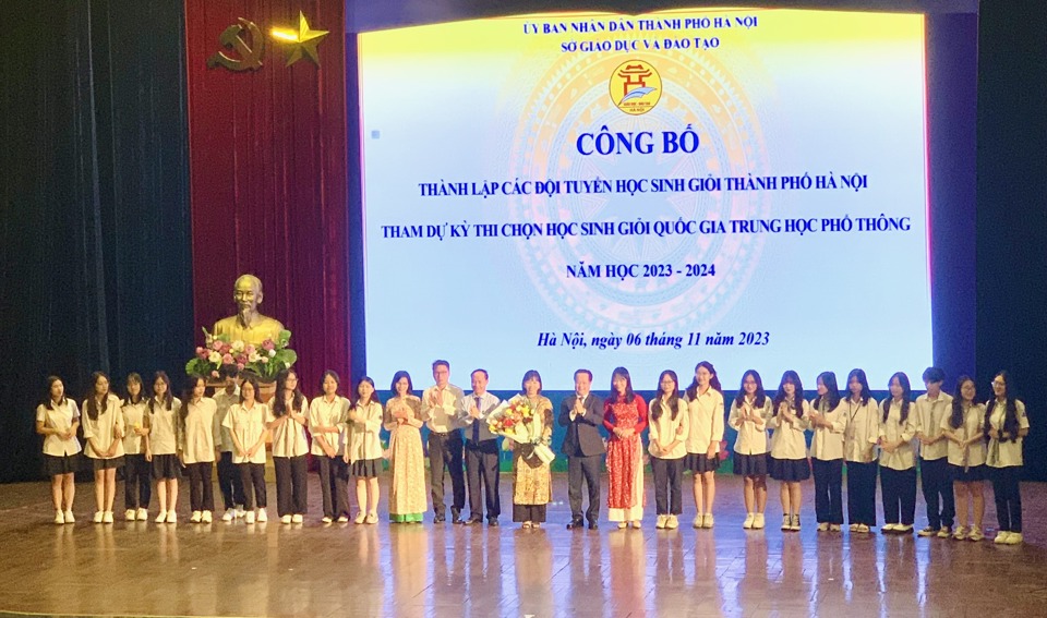 Giám đốc Sở GD&ĐT Hà Nội Trần Thế Cương chúc mừng thầy cô và học sinh đội tuyển Ngữ văn