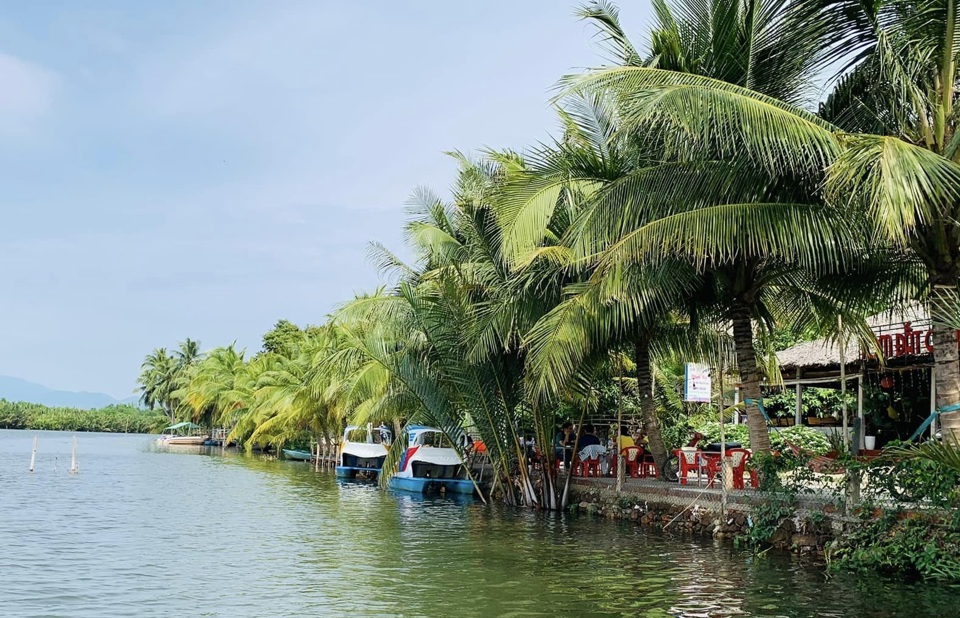 C&aacute;c h&agrave;ng qu&aacute;n, dịch vụ ở th&ocirc;n Ph&uacute; Long mở ra nhiều hơn để phục vụ du kh&aacute;ch.