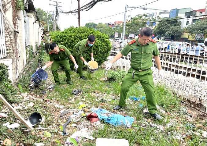 C&aacute;c lực lượng ra qu&acirc;n thu dọn những bơm kim ti&ecirc;m đ&atilde; qua sử dụng tại khu vực n&agrave;y.