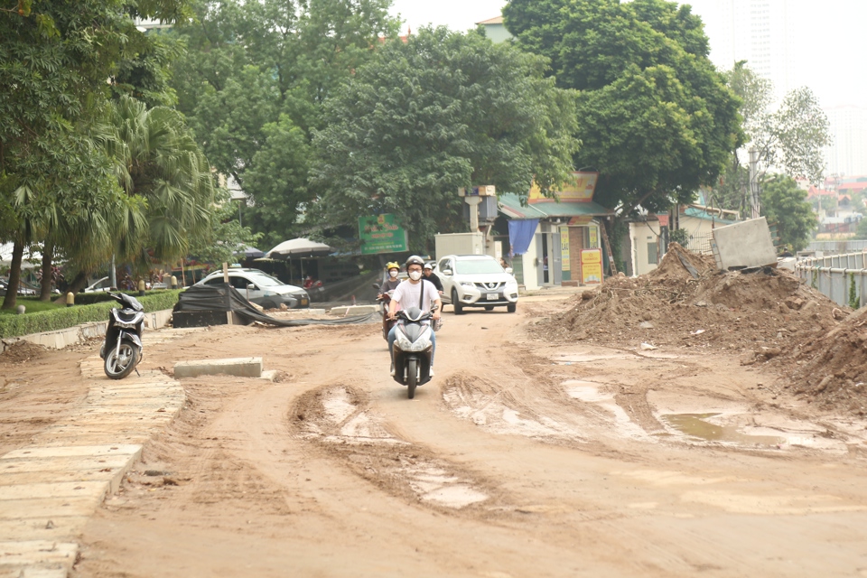 Khu vực thi c&ocirc;ng kh&ocirc;ng c&oacute; bất cứ r&agrave;o chắn cũng như biển cảnh b&aacute;o n&agrave;o.&nbsp;