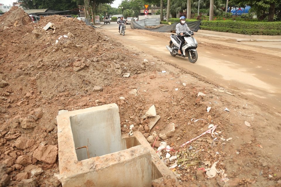 Miệng cống b&ecirc;n m&eacute;p đường tiềm ẩn nguy hiểm cho người tham gia giao th&ocirc;ng, nhất l&agrave; v&agrave;o buổi tối kh&ocirc;ng c&oacute; đ&egrave;n đường.