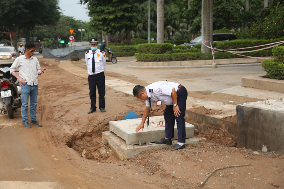 Một nh&acirc;n chứng kể lại vụ việc&nbsp; tai nạn do đ&acirc;m v&agrave;o bục b&ecirc; t&ocirc;ng nằm ở đường.&nbsp;