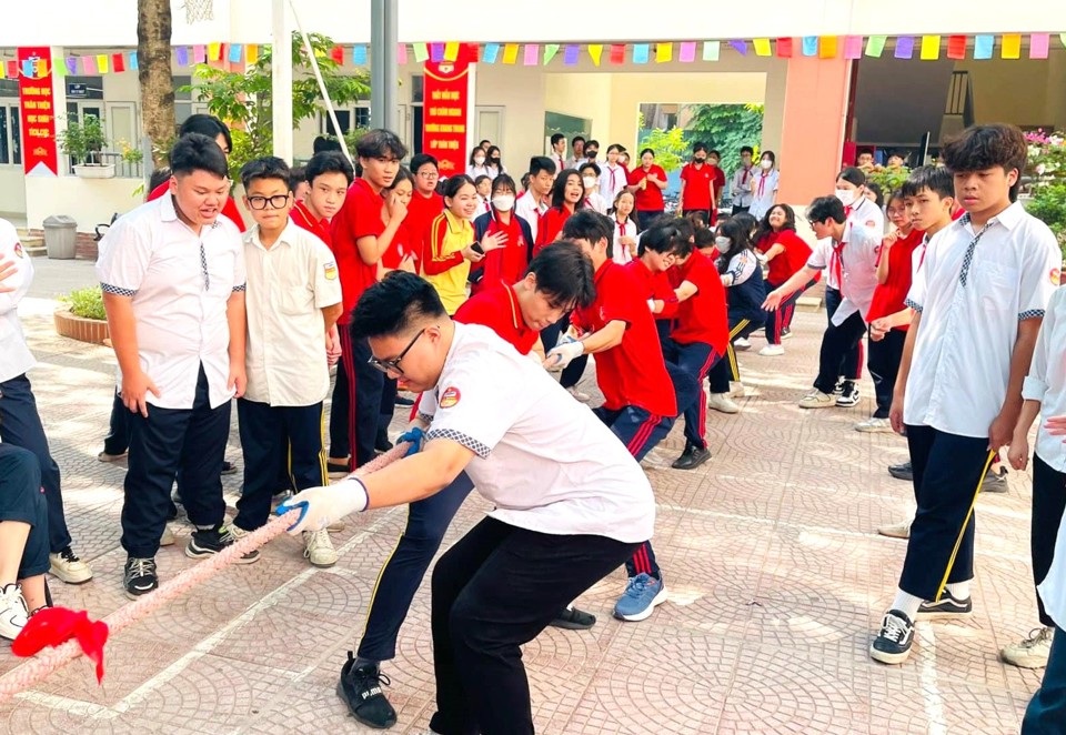 Học sinh quận Ba Đình tham gia trò chơi kéo co