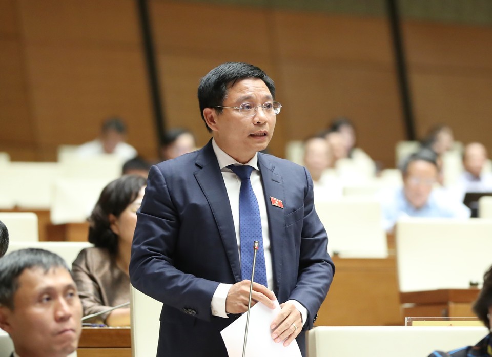 Bộ trưởng Bộ Giao thông vận tải Nguyễn Văn Thắng trả lời chất vấn. Ảnh: Công Hùng