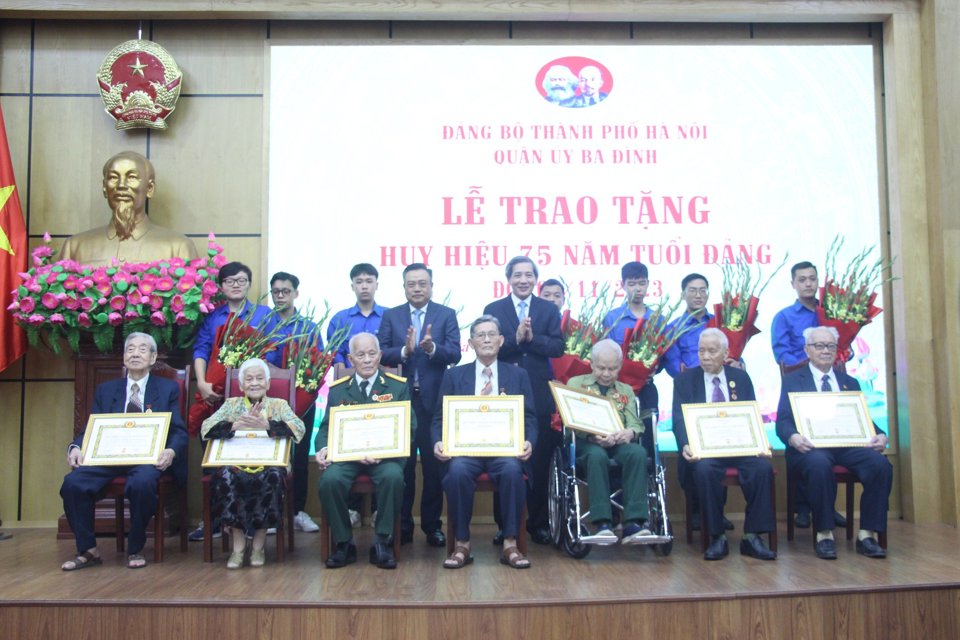 Chủ tịch UBND TP Hà Nội Trần Sỹ Thanh trao Huy hiệu 75 năm tuổi Đảng cho các đảng viên lão thành. Ảnh: Thủy Tiên