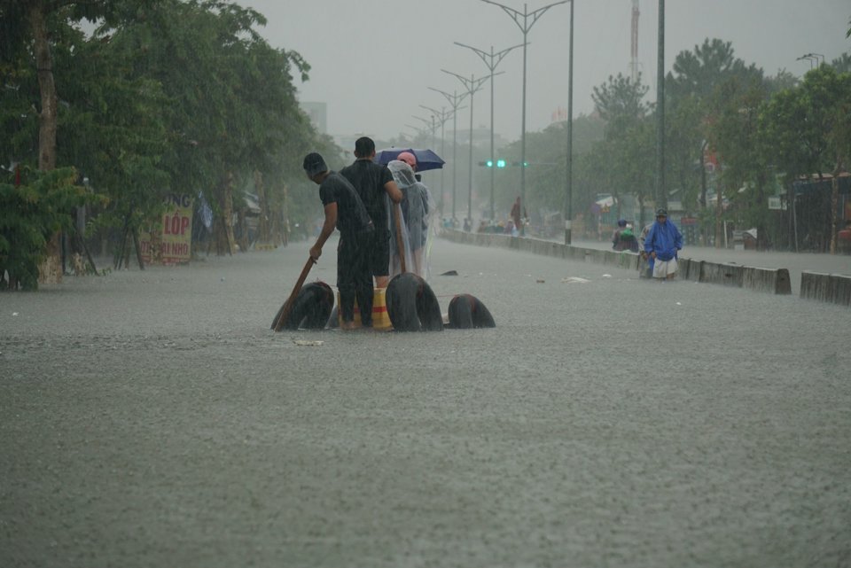 Đường Ho&agrave;ng Văn Th&aacute;i của Đ&agrave; Nẵng bị ngập trong đợt mưa v&agrave;o th&aacute;ng 10/2023 vừa qua.&nbsp;Ảnh: Quang Hải&nbsp;