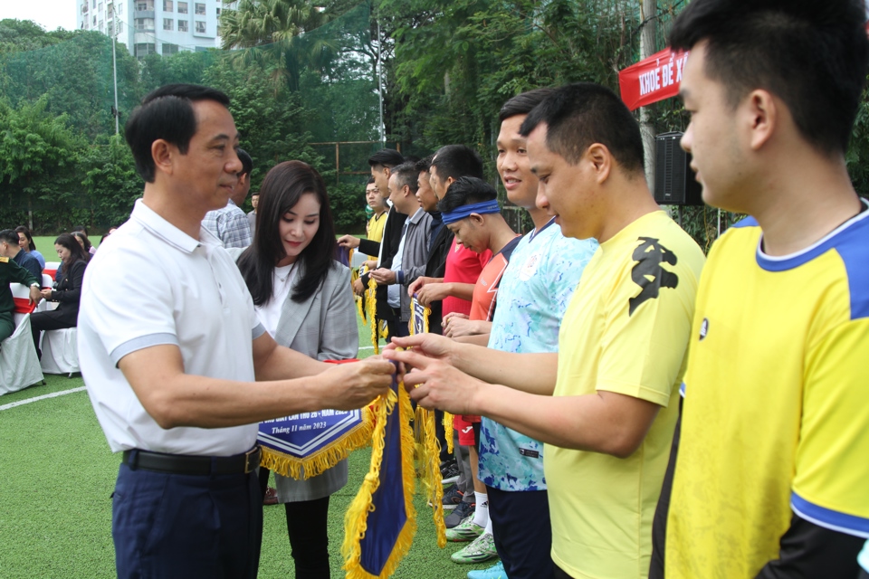 Ph&oacute; B&iacute; thư Thường trực, Chủ tịch HĐND quận Cầu Giấy Nguyễn Văn Chiến tặng cờ ch&uacute;c mừng c&aacute;c đội tham gia giải đấu.