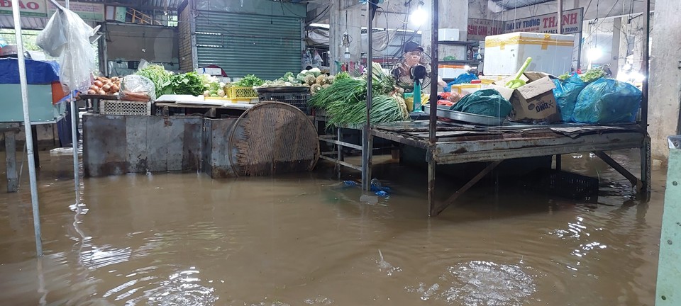 B&ecirc;n trong chợ Thanh Vinh, nước ngập s&acirc;u hơn 0,3m.&nbsp;