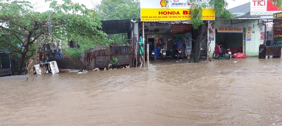 Khu vực đường &Acirc;u Cơ&nbsp; đoạn trước chợ Thanh Vinh, nước đục chảy cuồn cuộn. Đ&acirc;y l&agrave; khu vực cứ mưa to lại ngập.&nbsp;