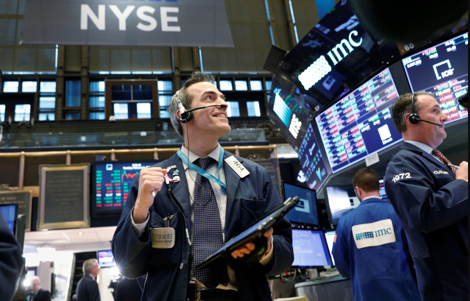 Nhà đầu tư giao dịch tại sàn chứng khoán New york. Ảnh: Reuters