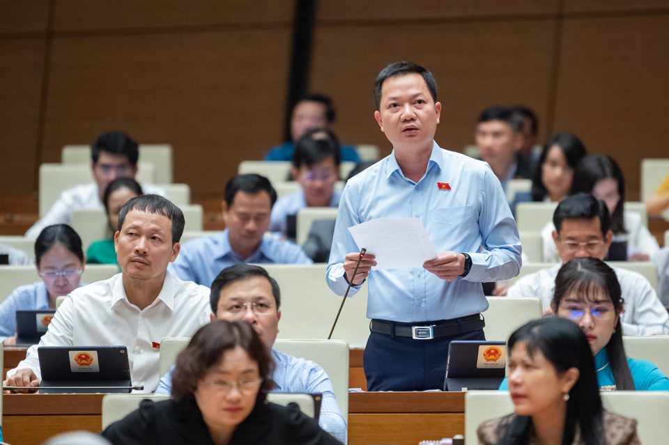 Đại biểu Trịnh Xu&acirc;n An (Đo&agrave;n ĐB Quốc hội tỉnh Đồng Nai) tranh luận tại phi&ecirc;n chất vấn.