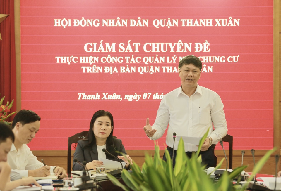 Theo Ph&oacute; B&iacute; thư Thường trực Quận uỷ, Chủ tịch HĐND quận Thanh Xu&acirc;n Nguyễn Minh Tiến, UBND quận cần đẩy mạnh c&ocirc;ng t&aacute;c thanh tra, kiểm tra việc chấp h&agrave;nh v&agrave; tu&acirc;n thủ ph&aacute;p luật của chủ đầu tư, đơn vị quản l&yacute; vận h&agrave;nh, c&aacute;c chủ sở hữu v&agrave; người sử dụng trong việc quản l&yacute; chung cư tr&ecirc;n địa b&agrave;n