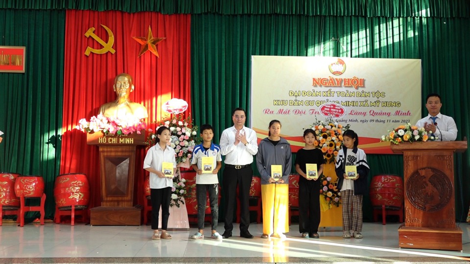 Chủ tịch UBND huyện Thanh Oai B&ugrave;i Văn S&aacute;ng tặng qu&agrave; cho c&aacute;c hộ c&oacute; ho&agrave;n cảnh kh&oacute; khăn.