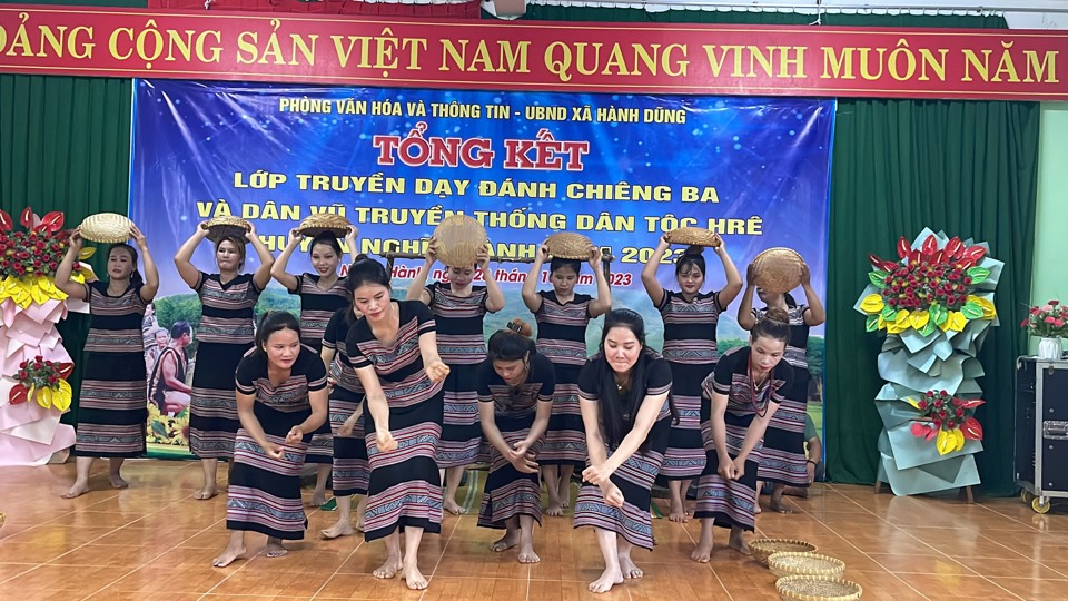 Học vi&ecirc;n tr&igrave;nh diễn c&aacute;c điệu m&uacute;a đặc trưng của người H're.