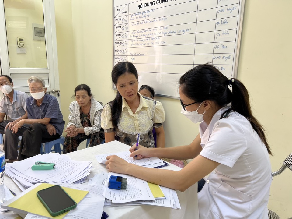 Bệnh viện Phổi Hà Nội – Chương trình chống lao TP Hà Nội nỗ lực triển khai hiệu quả hoạt động khám sàng lọc tích cực bệnh lao, lao kháng thuốc và lao tiềm ẩn cho người dân tại cộng đồng. Ảnh: Trần Thảo