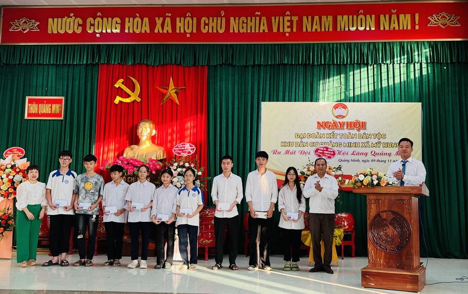 Th&ocirc;n Quảng Minh trao qu&agrave; khuyến học cho c&aacute;c học sinh đạt th&agrave;nh t&iacute;ch xuất sắc năm học 2022-2023.