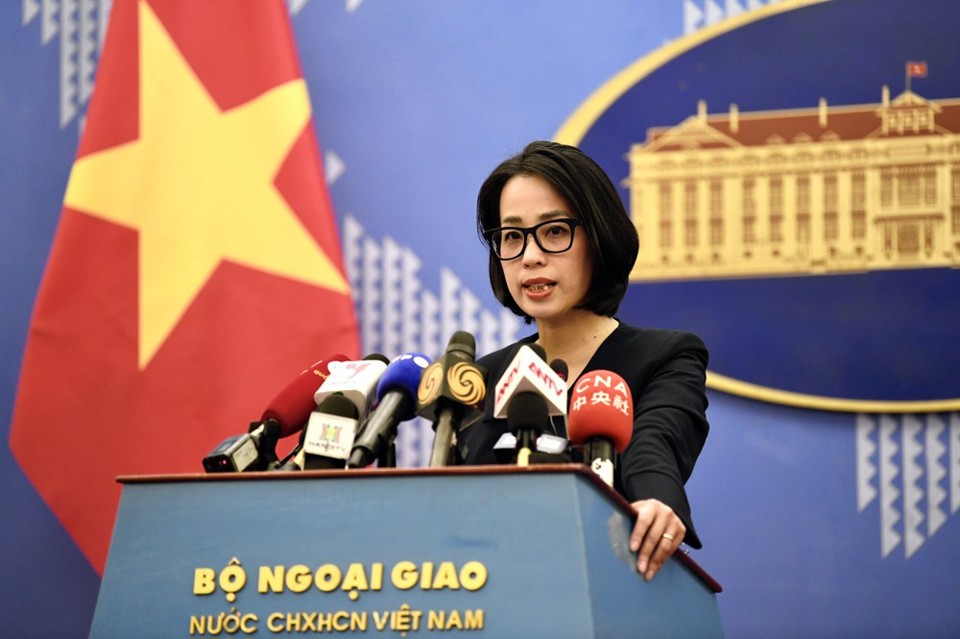 Bà Phạm Thu Hằng trong buổi họp báo thường kỳ của Bộ Ngoại giao Việt Nam.