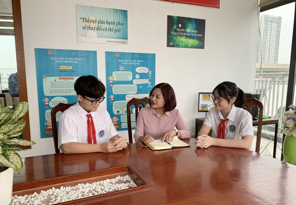 C&ocirc; gi&aacute;o tư vấn t&acirc;m l&yacute; cho học sinh tại Trường THCS Kim Giang, quận Thanh Xu&acirc;n. Ảnh: Th&aacute;i San