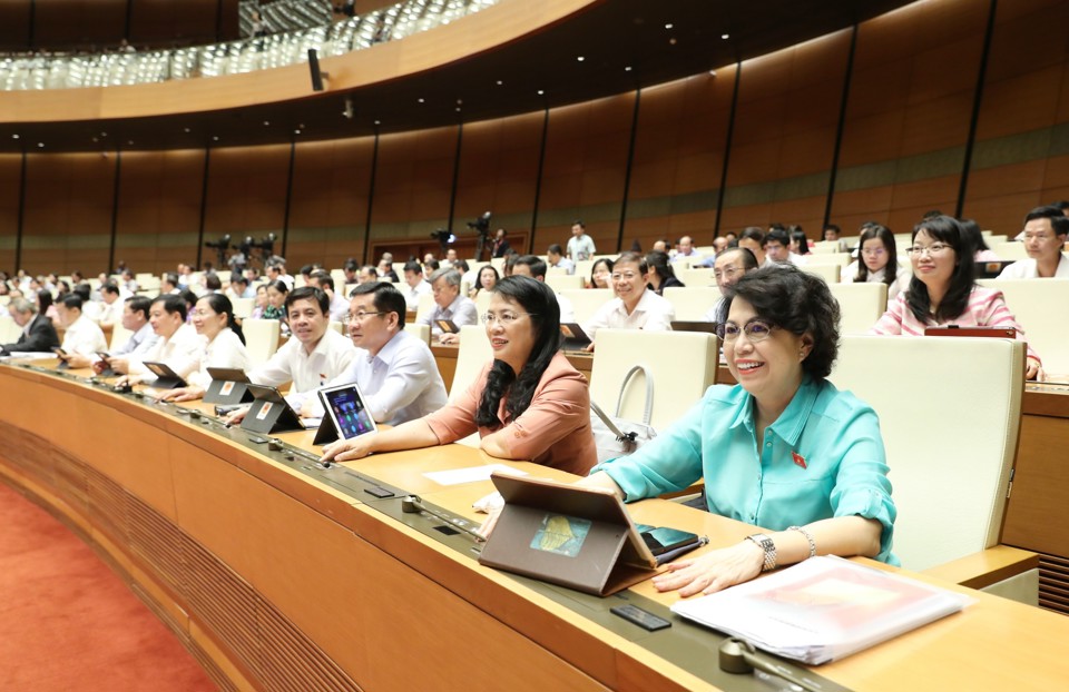 đại biểu Quốc hội đã biểu quyết nhất trí, thông qua Nghị quyết về Kế hoạch phát triển kinh tế - xã hội năm 2024. Ảnh: Công Hùng