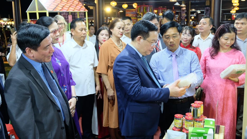 Chủ tịch Quốc hội Vương Đ&igrave;nh Huệ thăm quan một gian h&agrave;ng sản phẩm l&agrave;ng nghề tại Festival Bảo tồn v&agrave; Ph&aacute;t triển l&agrave;ng nghề Việt Nam năm 2023.