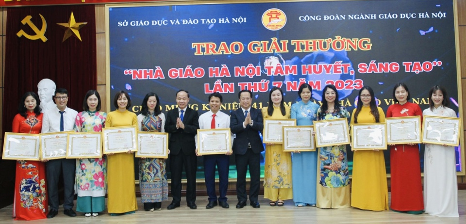 Giám đốc Sở GD&ĐT Trần Thế Cương trao thưởng cho các nhà giáo