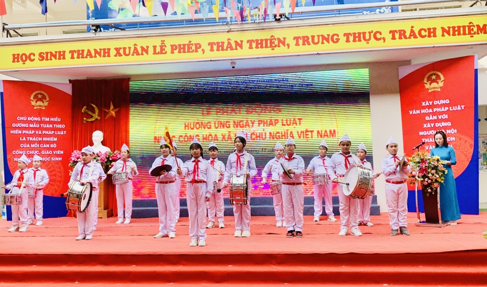 Tại quận Thanh Xu&acirc;n, c&aacute;c hoạt động hưởng ứng Ng&agrave;y Ph&aacute;p luật Việt Nam được tổ chức tại Trường Tiểu học Phương Liệt v&agrave;o s&aacute;ng 9/11