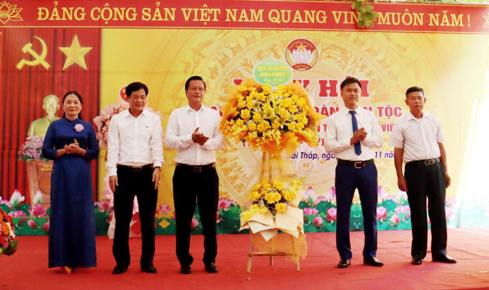 B&iacute; thư Huyện ủy Đan Phượng Trần Đức Hải v&agrave; l&atilde;nh đạo huyện tặng hoa ch&uacute;c mừng Ng&agrave;y hội đại đo&agrave;n kết to&agrave;n d&acirc;n tộc th&ocirc;n B&atilde;i Th&aacute;p.