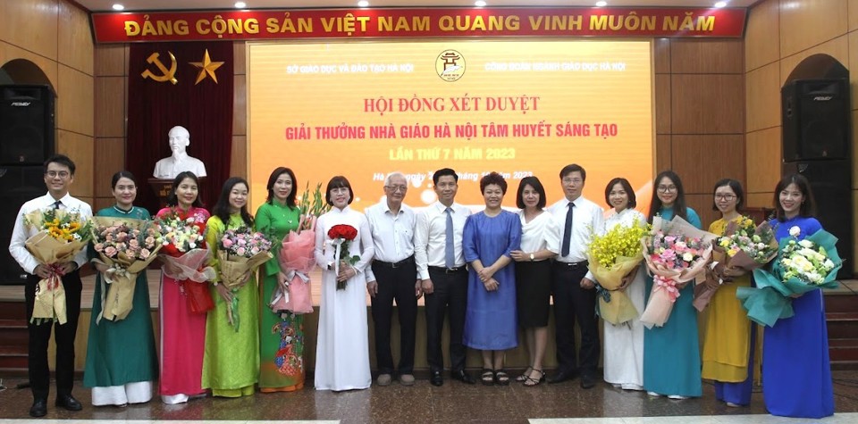 Cô Phạm Thị Duyên (thứ 3 bên trái) và cô Hoàng Thị Vân (thứ 2 bên phải) tại chung khảo Giải thưởng Nhà giáo Hà Nội tâm huyết, sáng tạo 2023