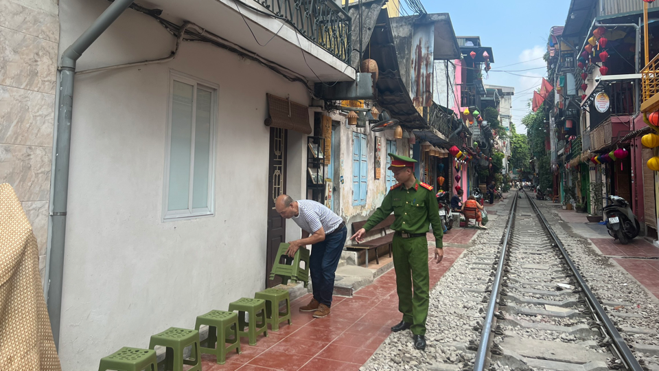 C&ocirc;ng an phường Điện Bi&ecirc;n tiến h&agrave;nh nhắc nhỏ c&aacute;c hộ kinh doanh kh&ocirc;ng tổ chức b&aacute;n h&agrave;ng trong phạm vi h&agrave;nh lang an to&agrave;n giao th&ocirc;ng đường sắt.