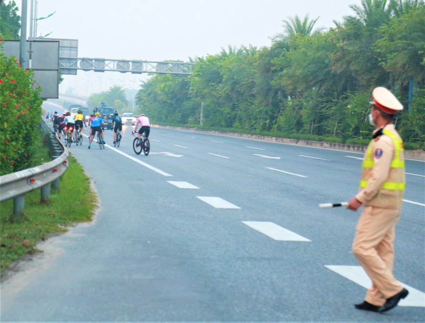 Những người đi xe đạp v&agrave;o đường cấm sẵn s&agrave;ng quay đầu bỏ chạy khi thấy lực lượng chức năng.